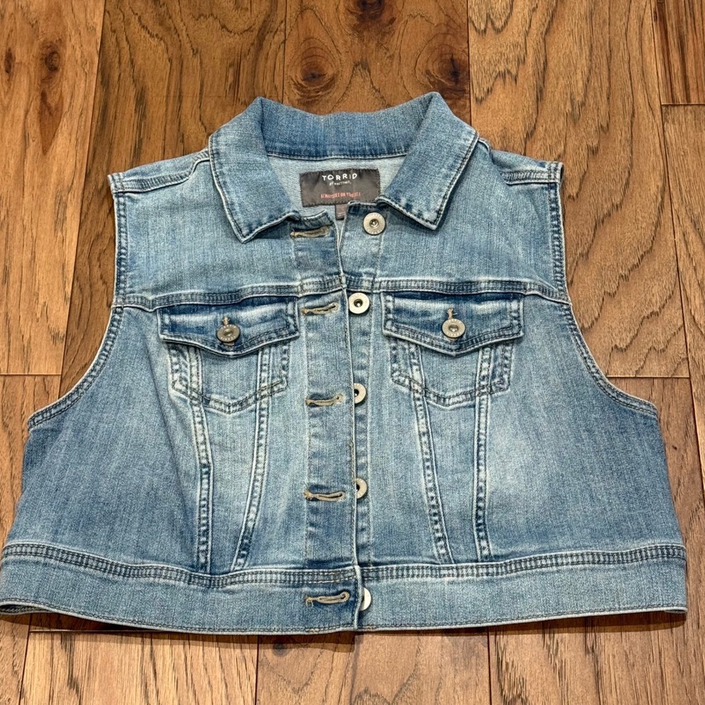 Torrid Women's Blue Denim Cropped Trucker Vest Medium Wash Size 0